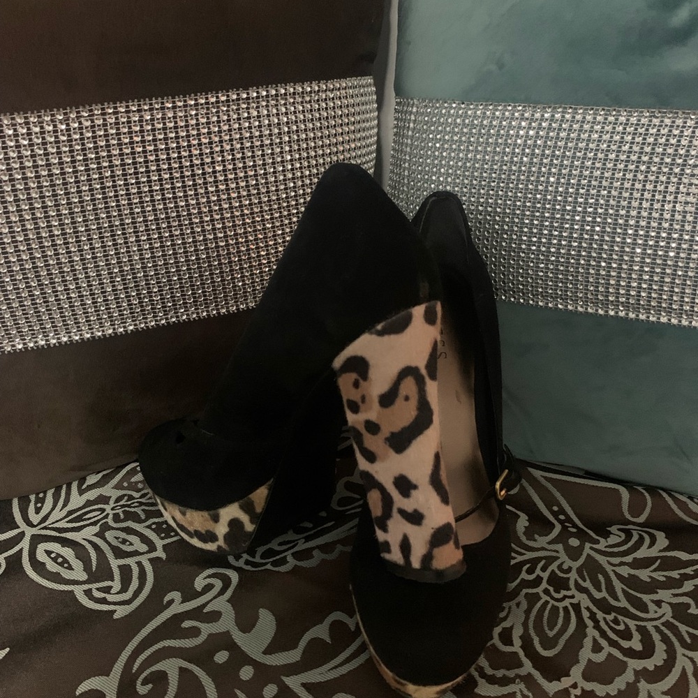 Women size 10 black suede and pony hair pumps